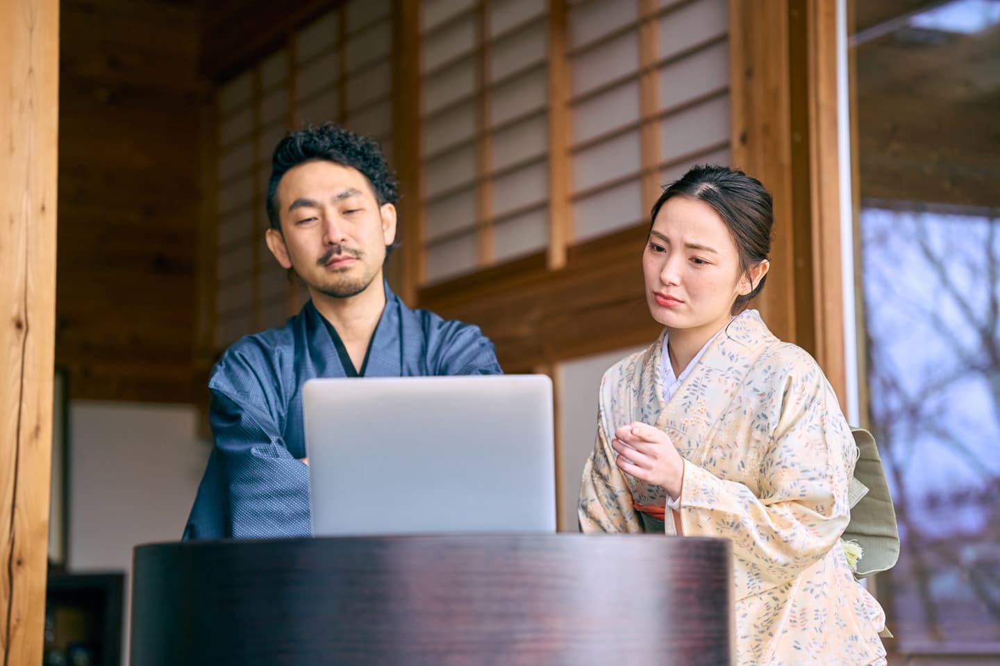 悩む旅館オーナー様イメージ